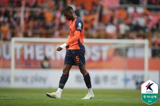  首轮比赛染红，济州SK外援伊塔洛遭到韩国球迷种族歧视 新闻