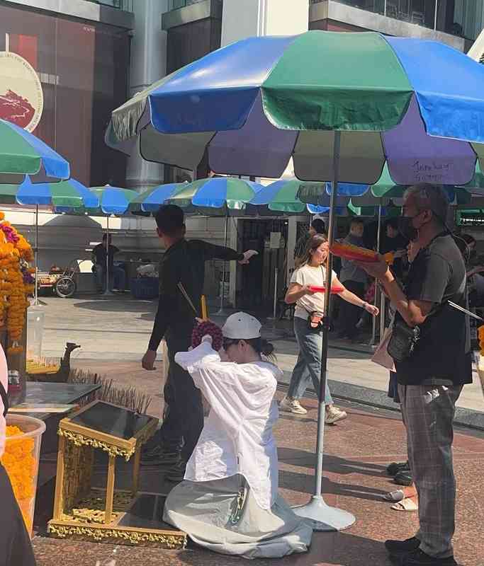  焦虑与羁绊：在曼谷四面佛的虔诚跪拜中，寻找平衡的真谛 情感心理 焦虑与羁绊：在曼谷四面佛的虔诚跪拜中，寻找平衡的真谛 情感心理