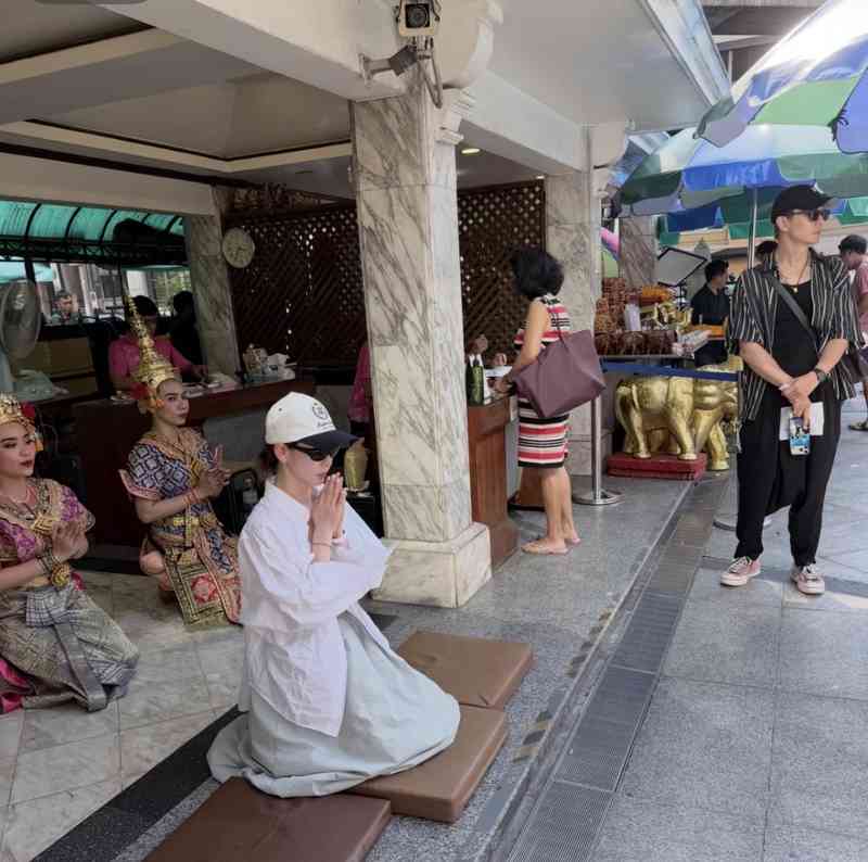  焦虑与羁绊：在曼谷四面佛的虔诚跪拜中，寻找平衡的真谛 情感心理 焦虑与羁绊：在曼谷四面佛的虔诚跪拜中，寻找平衡的真谛 情感心理