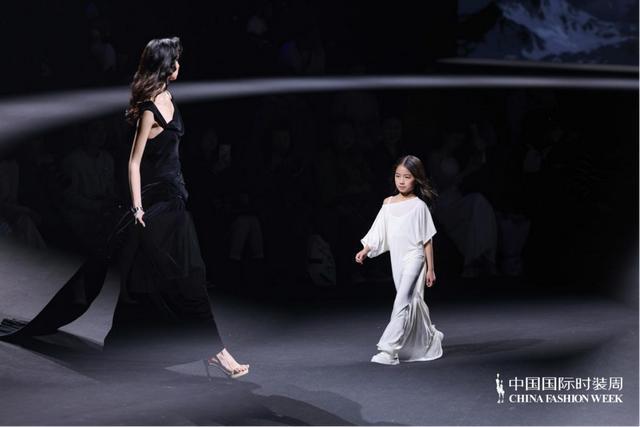  身份重构与自我实现：当代精英女性的心理韧性与时尚表达 情感心理 身份重构与自我实现：当代精英女性的心理韧性与时尚表达 情感心理