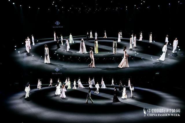  身份重构与自我实现：当代精英女性的心理韧性与时尚表达 情感心理 身份重构与自我实现：当代精英女性的心理韧性与时尚表达 情感心理