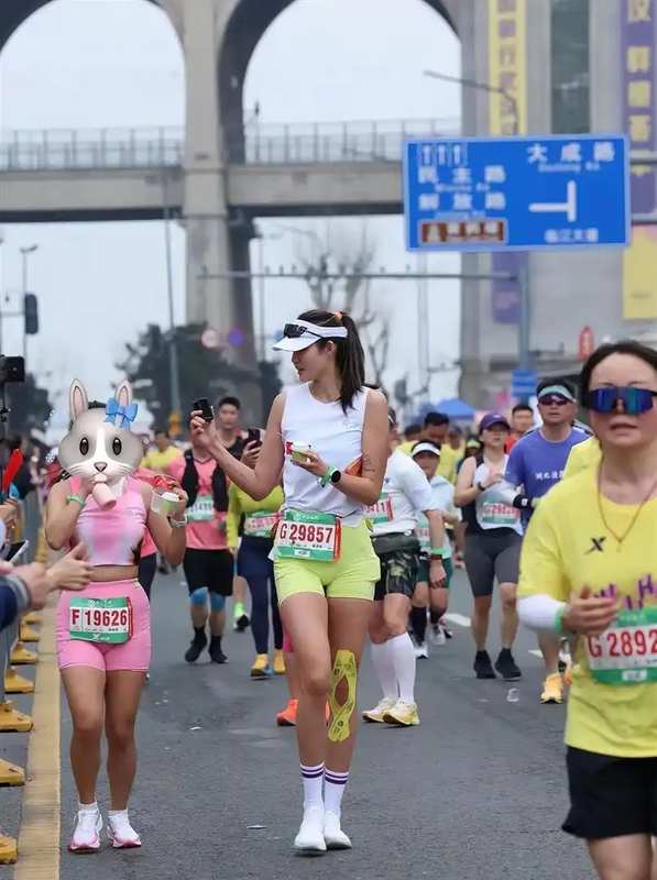  汉马赛道数据复盘：186cm身材比例优势对业余跑者配速影响的深度解析 体育新闻