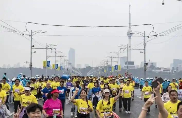  汉马赛道数据复盘：186cm身材比例优势对业余跑者配速影响的深度解析 体育新闻