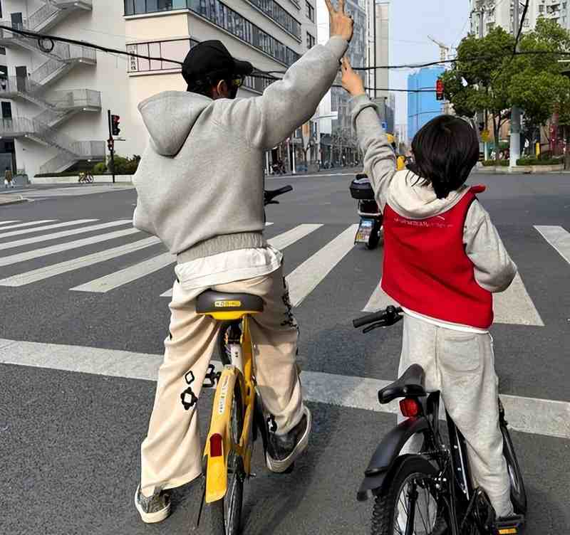  当明星爸爸晒娃也被骂：这次，我们该原谅黄晓明吗？ 情感心理